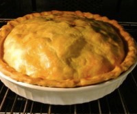 Apple pie with Vincotto raisins in oven